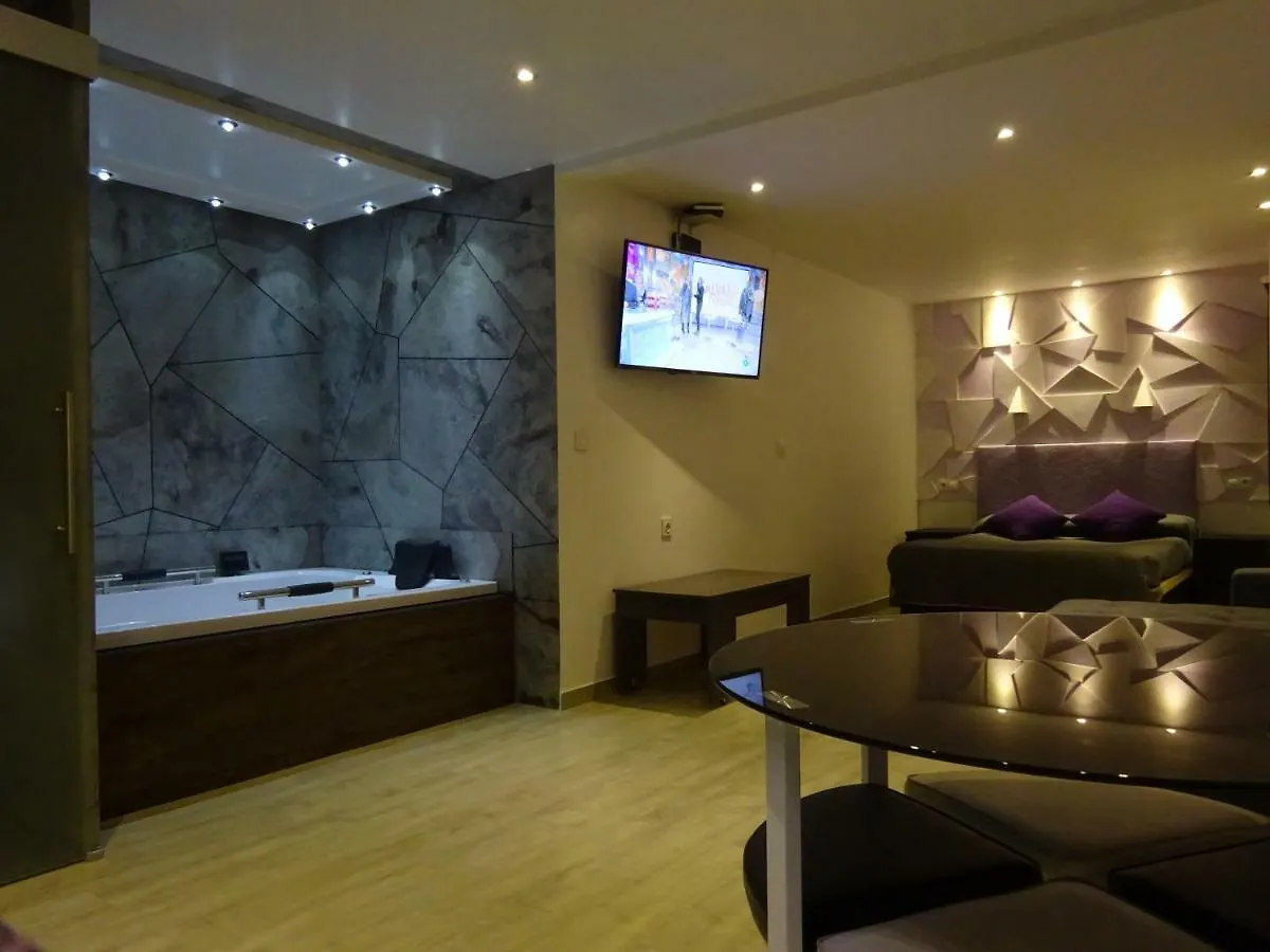 Naujaras.Com Hotel Seville 0*,